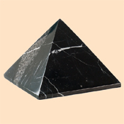 Pyramidenurne schwarz